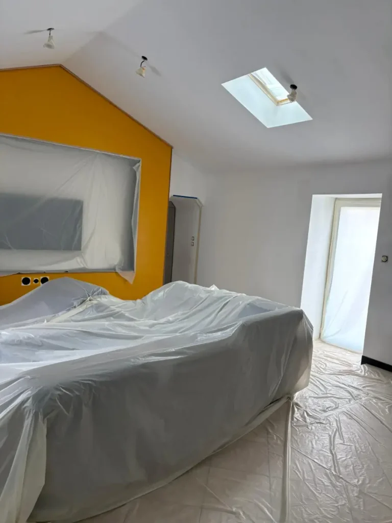 Préparation soignée et protection avant rénovation intérieure