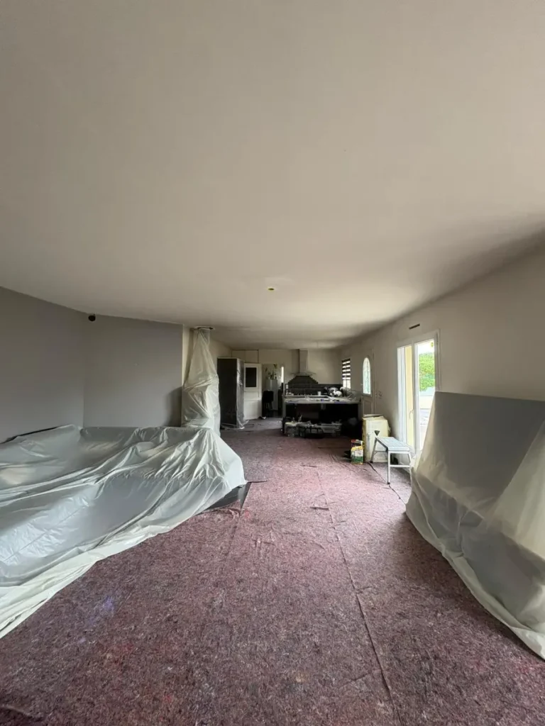 Préparation soignée et protection avant rénovation intérieure