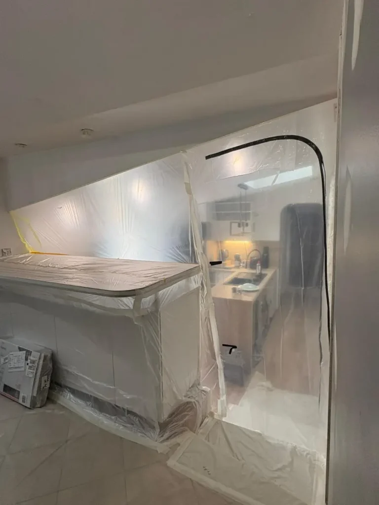 Rénovation intérieure et peinture moderne dans une cuisine